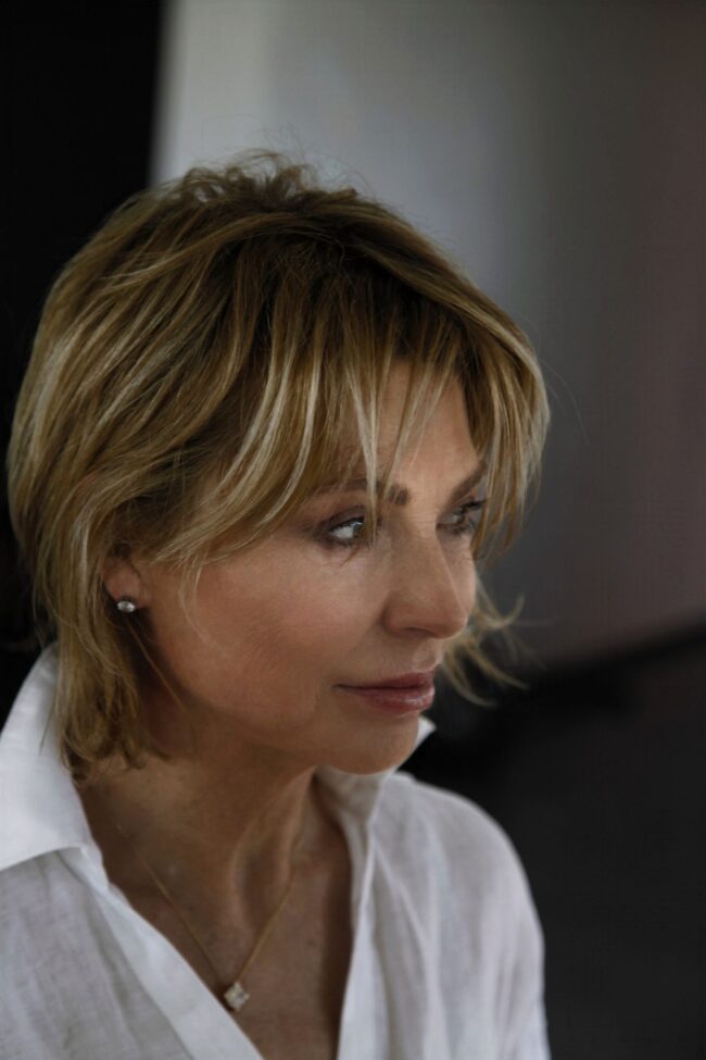 Soft natural beauty in profile, tousled blonde hair — Blandine Lagoutte