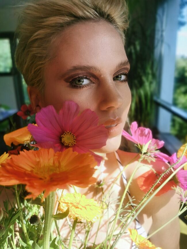 Soft golden beauty look among summer flowers — Blandine Lagoutte
