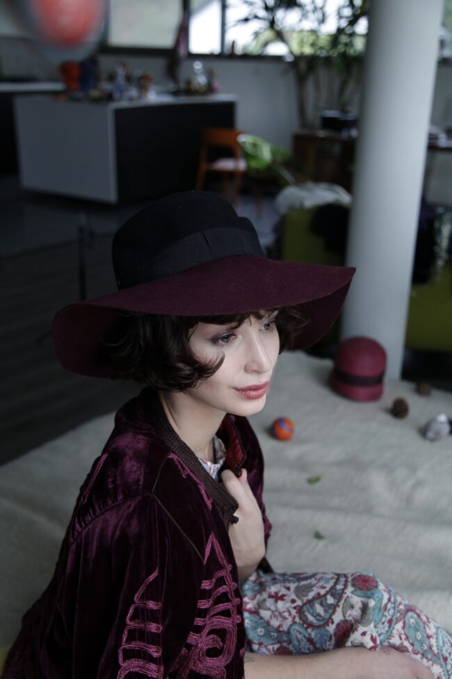 Vintage-inspired portrait, burgundy hat and velvet, soft berry make-up — Blandine Lagoutte