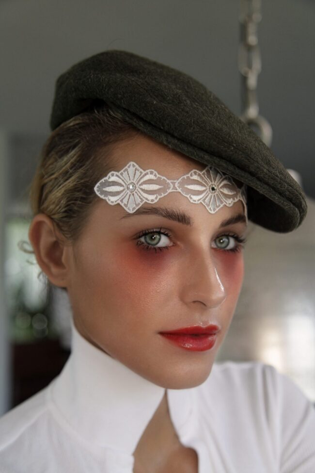Editorial make-up with a forehead jewel and warm blush under a black beret — Blandine Lagoutte